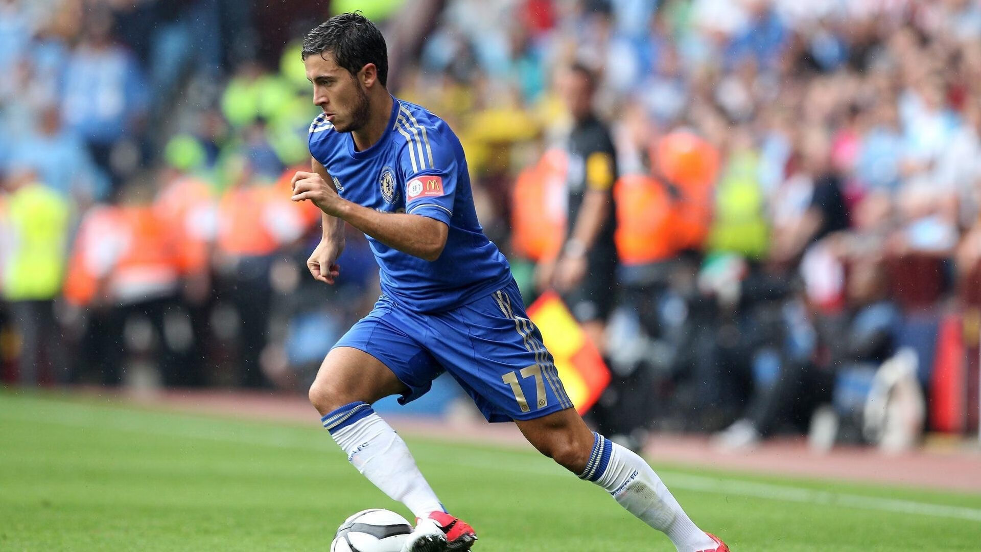 詹姆斯在雄鹿比赛中反败为胜,出色防守引发热议!全场沸腾不已